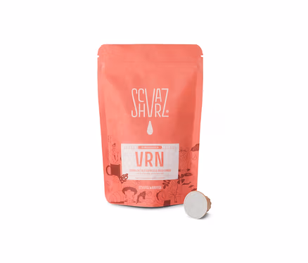 Eine Packung Schvarz VRN Espresso - 10 Kapseln und eine einzelne Kapsel sind zu sehen.