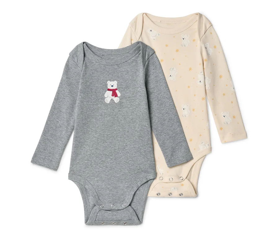 Zwei langärmelige Baby-Bodysuits: ein grauer mit einem weißen Bären mit rotem Schal und ein cremefarbener mit Bären- und Sternenmuster.