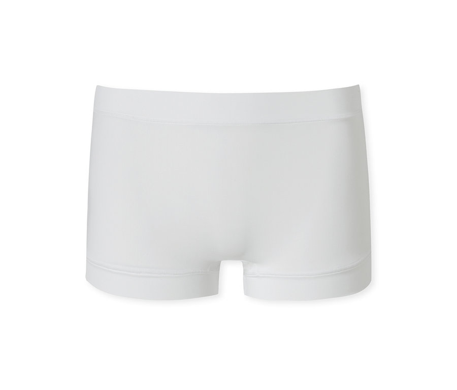 Weiße Boxershorts mit glatter, nahtloser Optik und flachem Gummibund, flach auf weißem Hintergrund liegend.