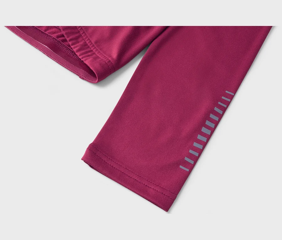 Nahaufnahme eines magentafarbenen Sportkleidungsstücks mit elastischem Bund oben links und reflektierenden Streifen an der Seite.