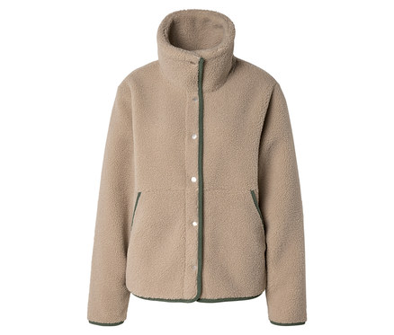 Eine beigefarbene Fleecejacke mit hohem Stehkragen und silbernen Druckknöpfen vorne. Sie hat dunkelgrüne Zierleisten entlang der Knopfleiste, des Kragens, der Ärmelbündchen und der beiden Vordertaschen.