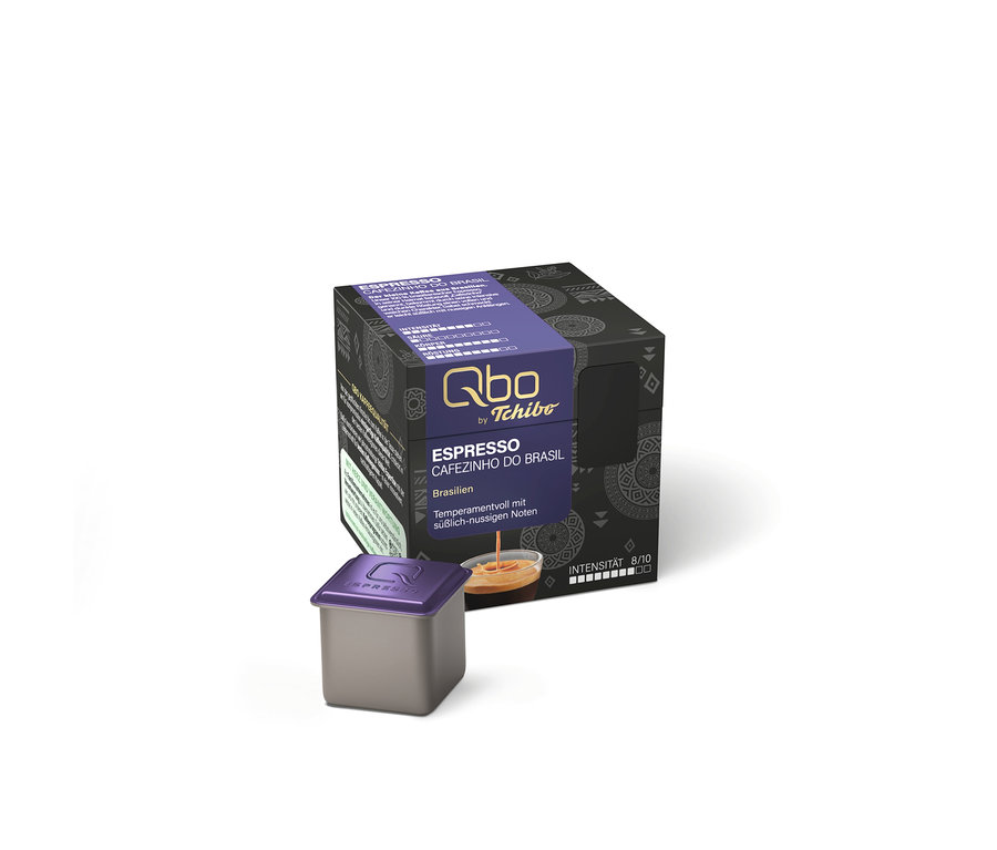 Eine graue Qbo Espresso CAFEZINHO DO BRASIL Kapsel mit lila Deckel vor einer schwarzen Box mit lila Mustern, die den Qbo Espresso CAFEZINHO DO BRASIL zeigt.