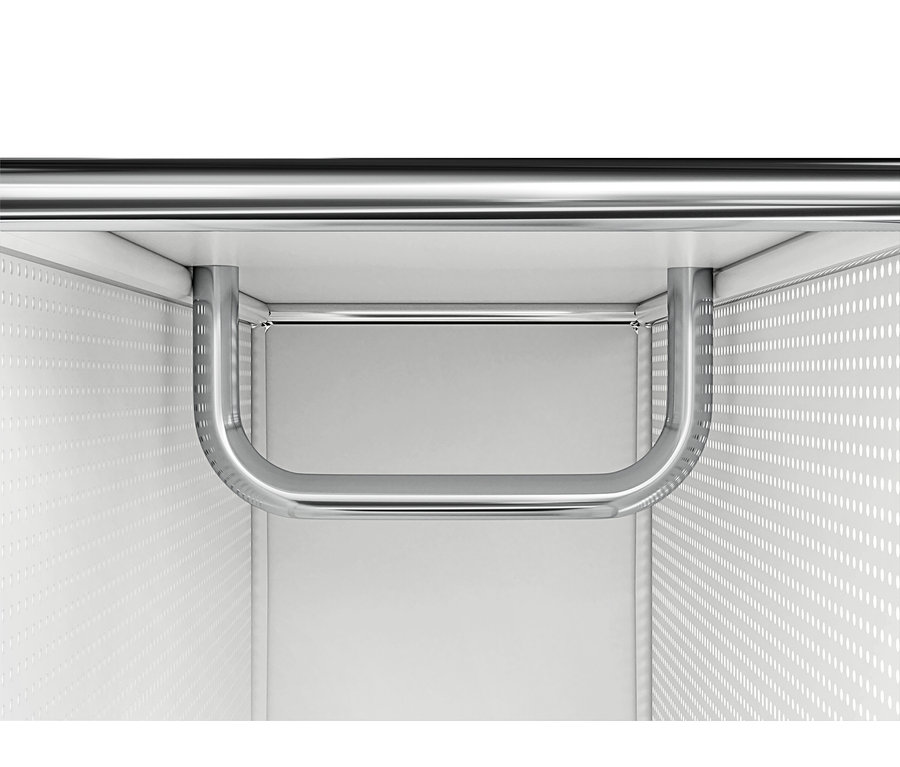 Nahaufnahme einer glänzenden, U-förmigen, verchromten Kleiderstange in einem weißen Schrank mit perforierten Seitenwänden.