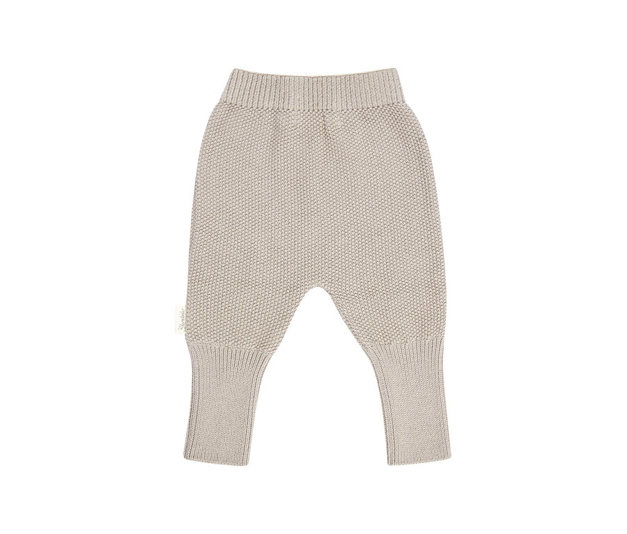 Helle beigefarbene Strickhose für Babys mit geripptem Bund und Bündchen, im Haremshosen-Stil.