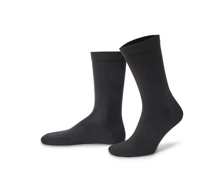 Zwei schwarze Socken stehen auf einem weißen Hintergrund.