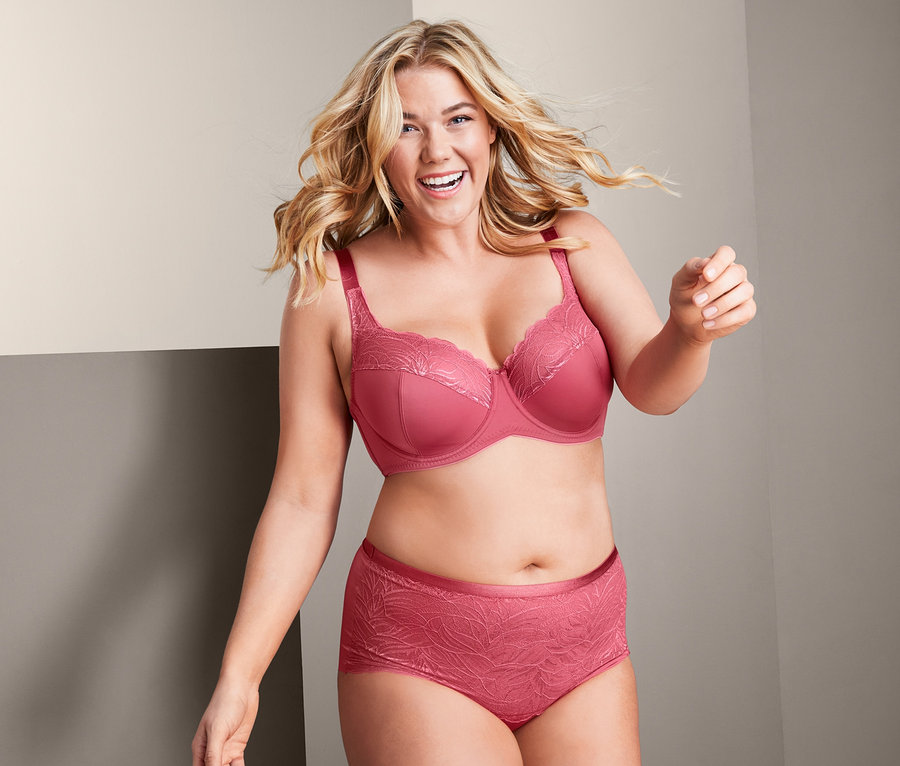 Frau trägt einen Bügel-BH und eine Bodyforming-Panty.