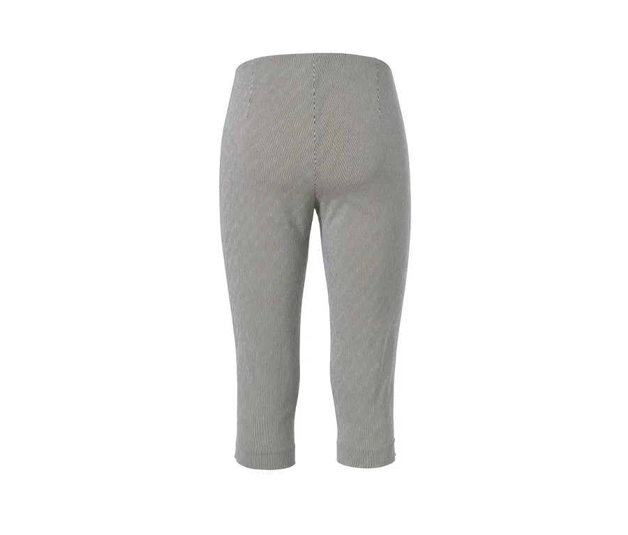 Detail einer gestreiften Stretchhose in 3/4-Länge.