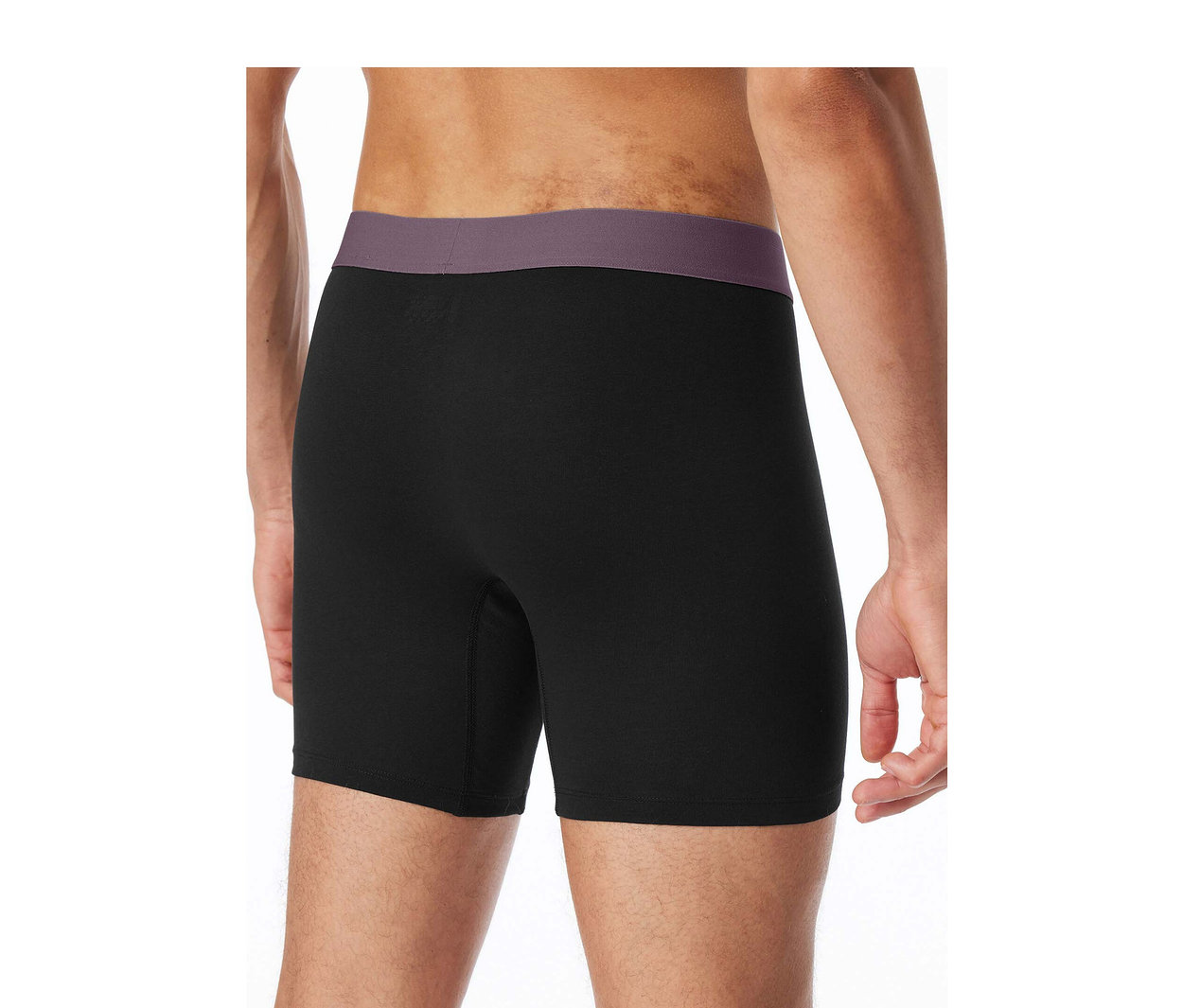 Mann von hinten in schwarzen SCHIESSER Slipboxern long mit lila Bund.