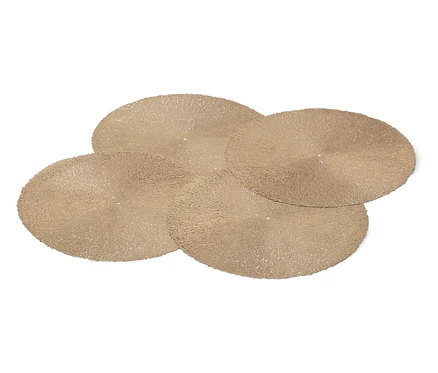 Vier runde Tischsets mit Textur in Beige-Tönen auf weißem Hintergrund.