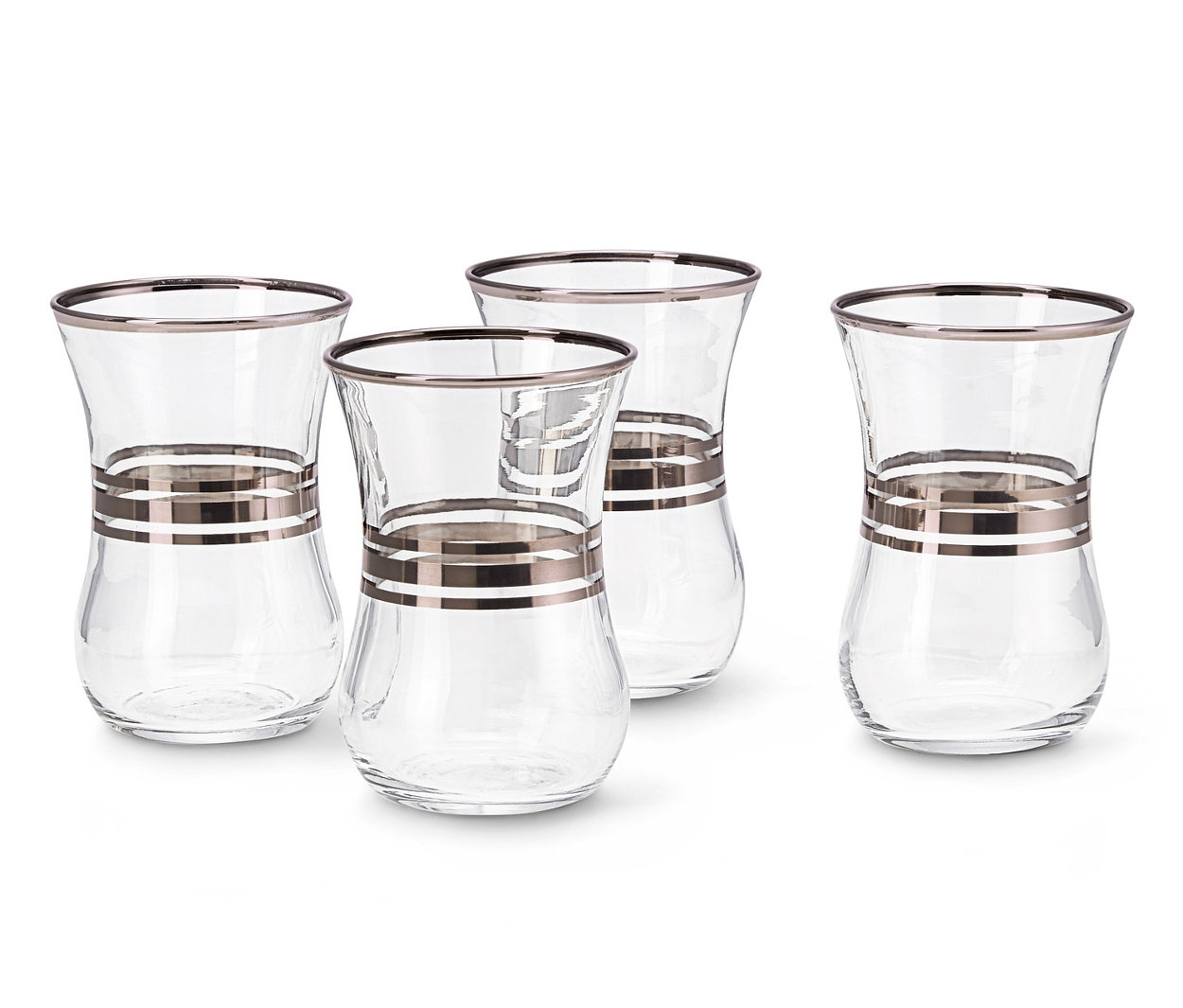 Vier Teegläser stehen auf weißem Grund.