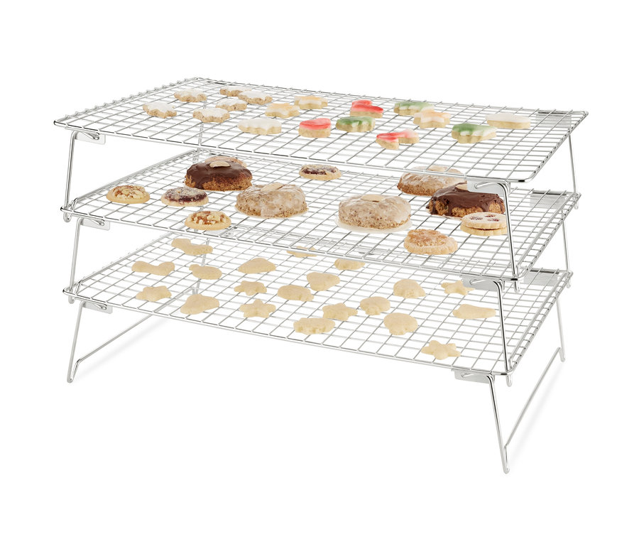 Ein 3-stöckiges Kühlgitter mit verschiedenen Keksarten.