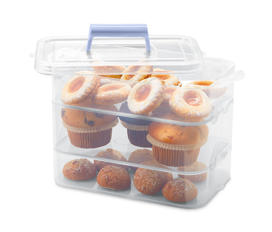 Organizerboxen gefüllt mit Muffins und Keksen.