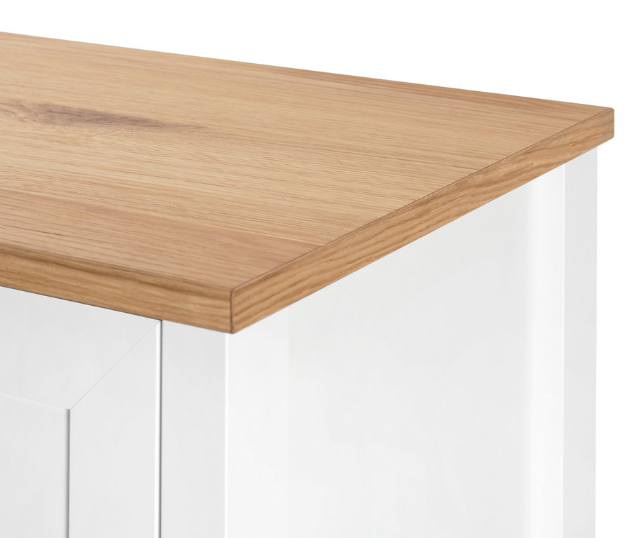 Detailaufnahme der Oberseite eines weißen Highboards »Clara« mit Schubladen und Holzplatte.