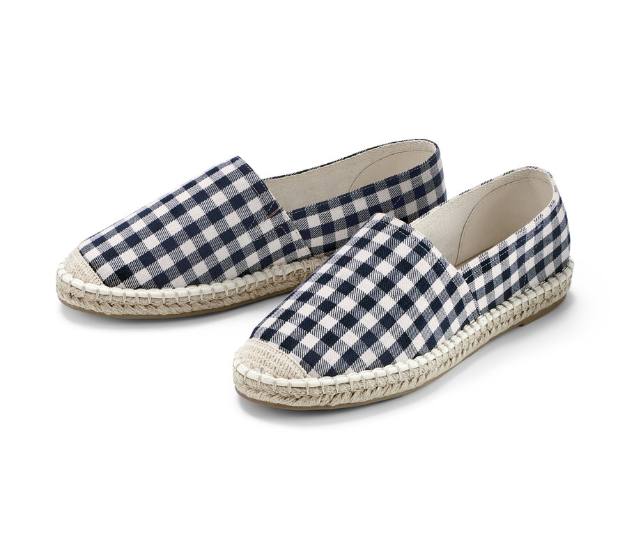 Zwei Espadrilles mit blau-weißem Schachbrettmuster.