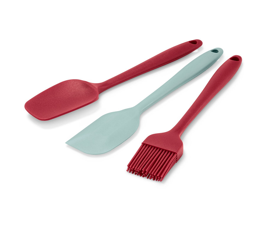 Backhelfer-Set: Roter Spatel, blauer Spatel und roter Backpinsel.