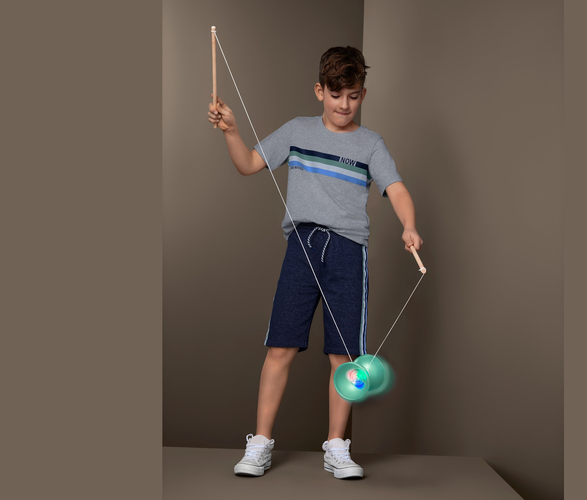Junge spielt mit LED-Diabolo.