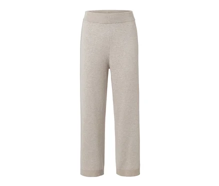 Eine hellbraune Loungehose aus Strick auf weißem Hintergrund.