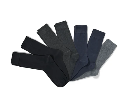 Sieben Paar Socken in verschiedenen Farben, fächerförmig angeordnet.