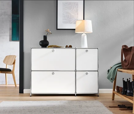 Flur mit weißem Sideboard »CN3« mit 4 Klappen, Loungechair, Sitzbank mit Ablage und weißer Tischleuchte mit Textilschirm.