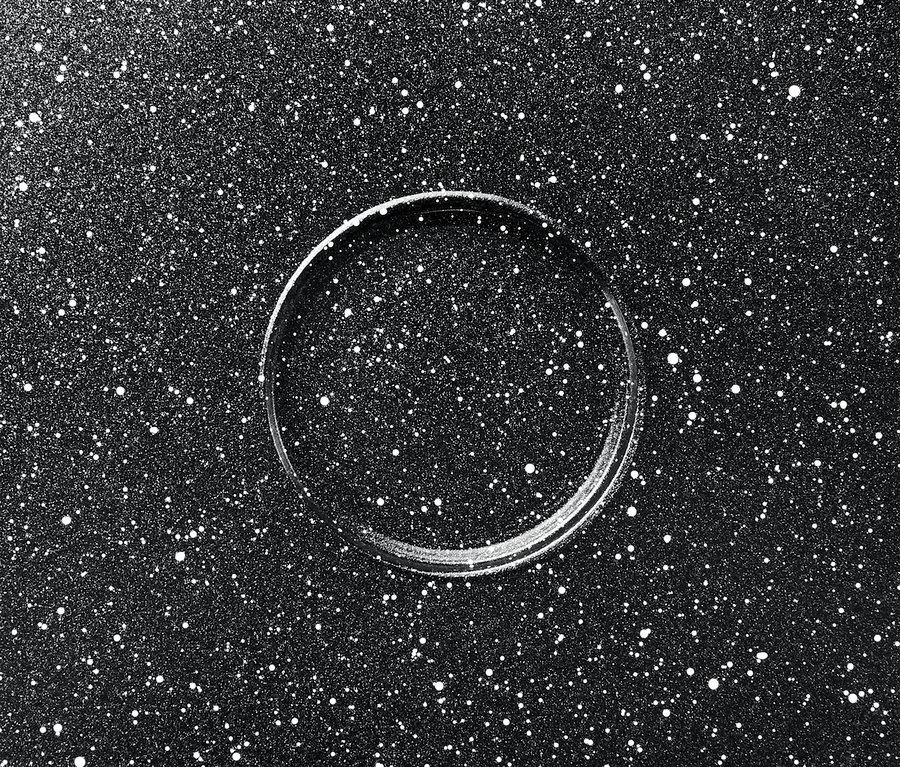 Detailaufnahme vom Inneren einer Profi-Pfanne in Steinoptik mit Antihaftbeschichtung.