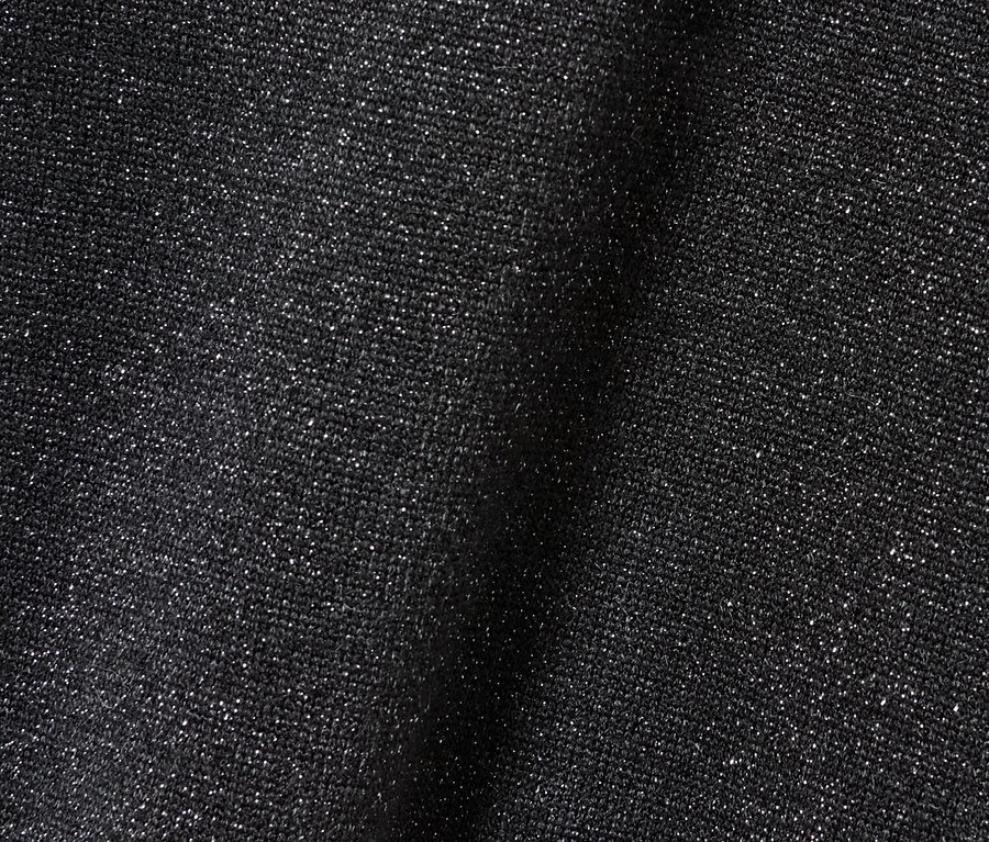 Nahaufnahme eines glitzernden Blusenshirts.