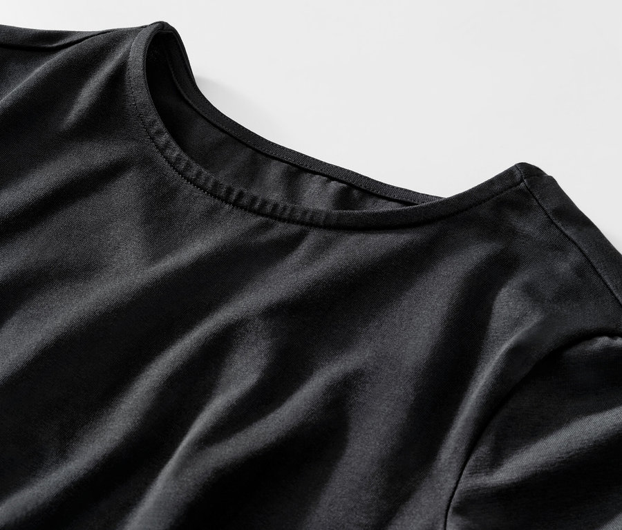 Detailaufnahme von einem schwarzen Langarmshirt.