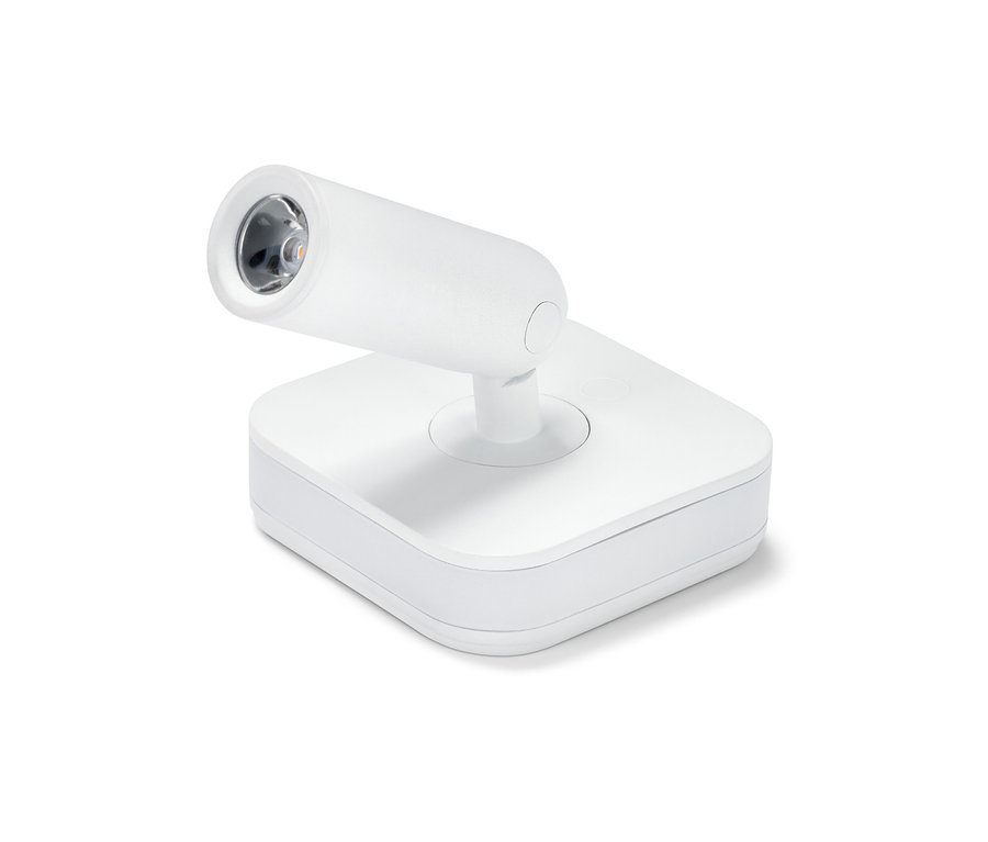 Ein weißes LED-Nachtlicht mit Spot, aufladbar.