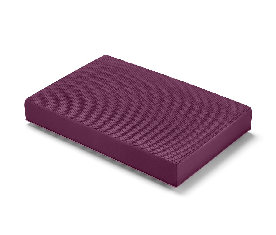Ein lila Balance- und Massage-Pad auf weißem Hintergrund.
