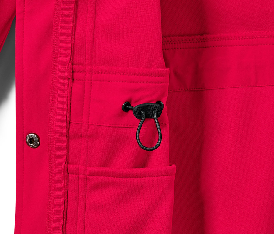 Detailansicht eines roten Softshell-Mantels mit Tasche und Knopf.