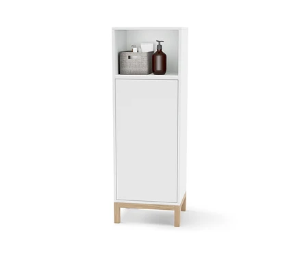 Weißer Badschrank mit offenem Oberteil, auf dem sich ein Korb und eine braune Flasche befinden.