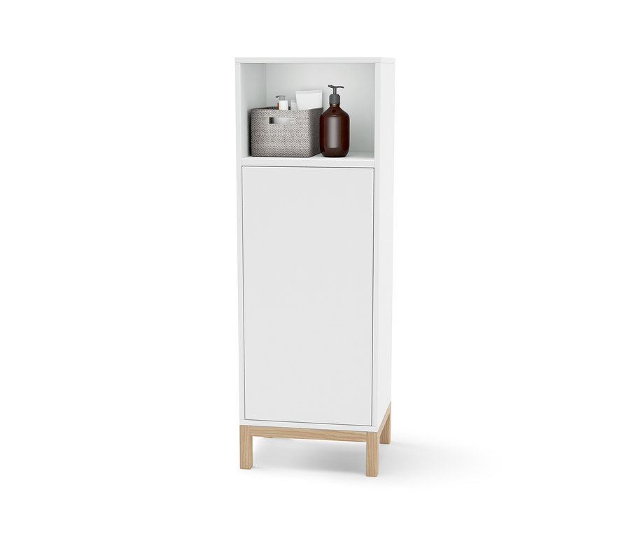 Weißer Badschrank mit offenem Oberteil, auf dem sich ein Korb und eine braune Flasche befinden.