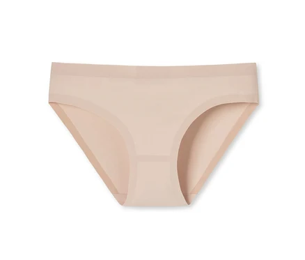 Ein beiger SCHIESSER Invisible Rio-Slip mit Baumwolle auf weißem Hintergrund.