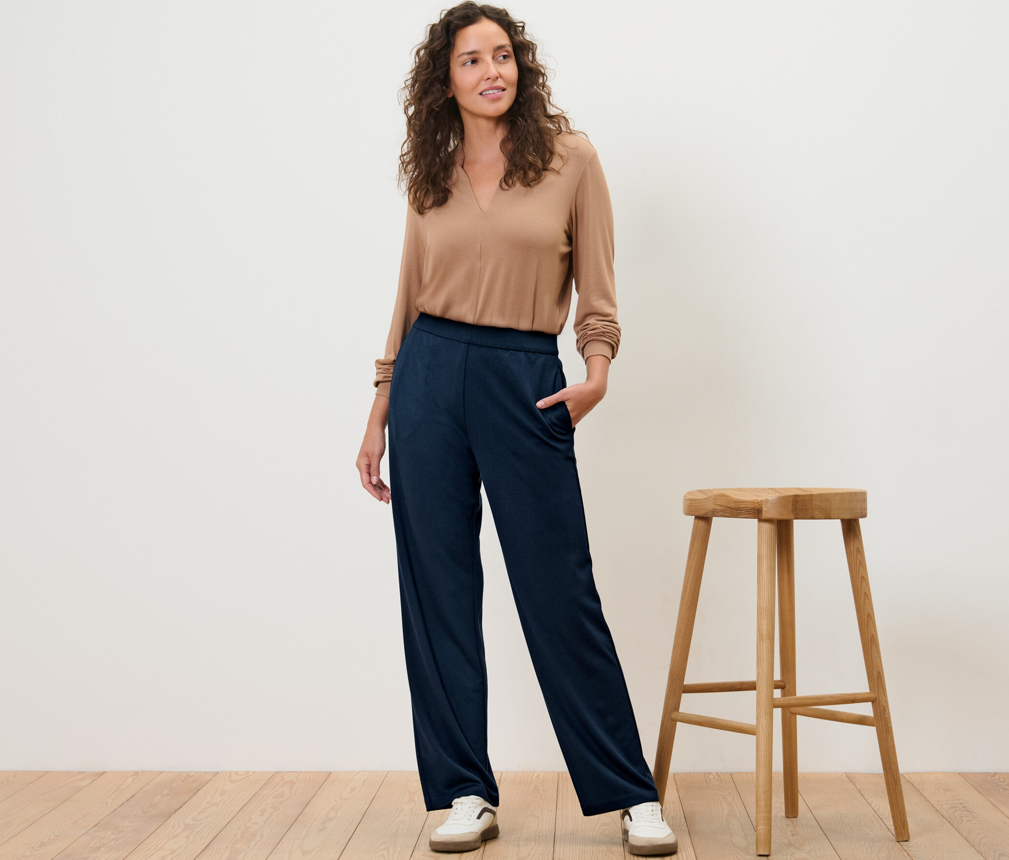 Frau posiert in einer Komfort-Jerseyhose.