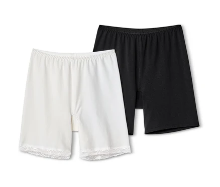 Zwei Radler-Shorts, eine schwarz, eine weiß.