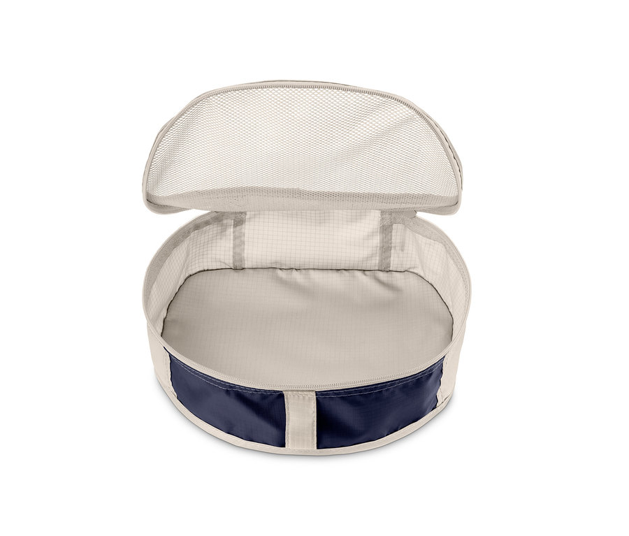 Offener, beige farbener Rucksack-Organizer.