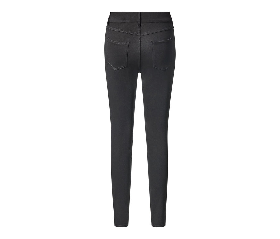 Detailansicht der Rückseite einer schwarzen Jeggings.
