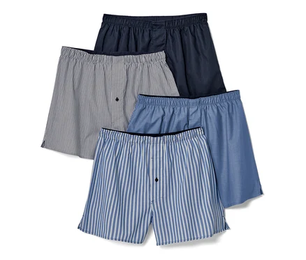 Vier Web-Boxershorts in verschiedenen Farben.
