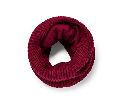 Ein roter Strickschlauchschal.