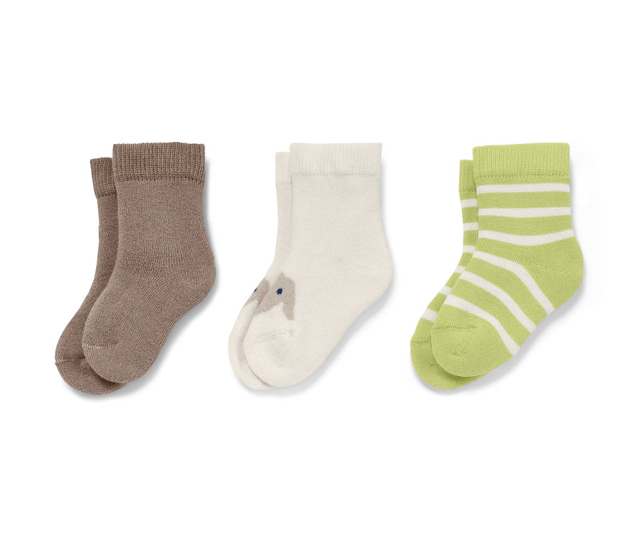 Drei Paar Babysocken: braun, creme mit Hasenmotiv und grün-weiss gestreift.