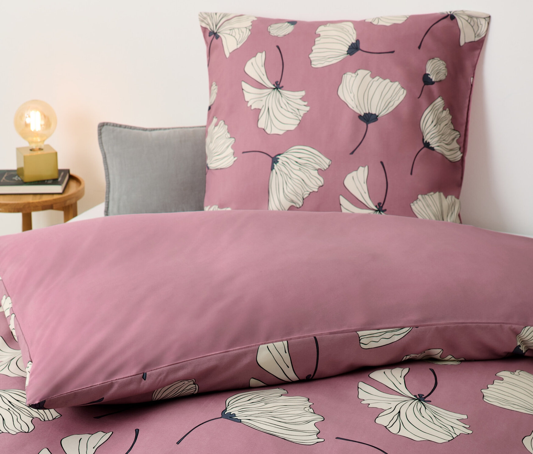 Nahaufnahme von altrosa Microfaser-Bettwäsche mit Blumenmuster.