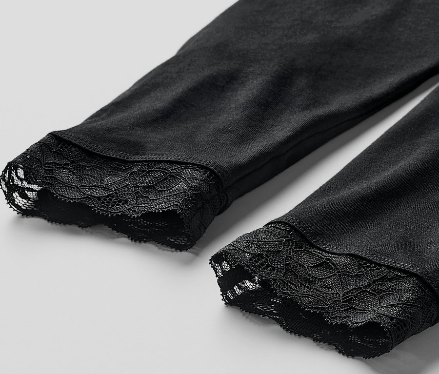 Detailaufnahme einer schwarzen Leggings mit Spitzenborte.