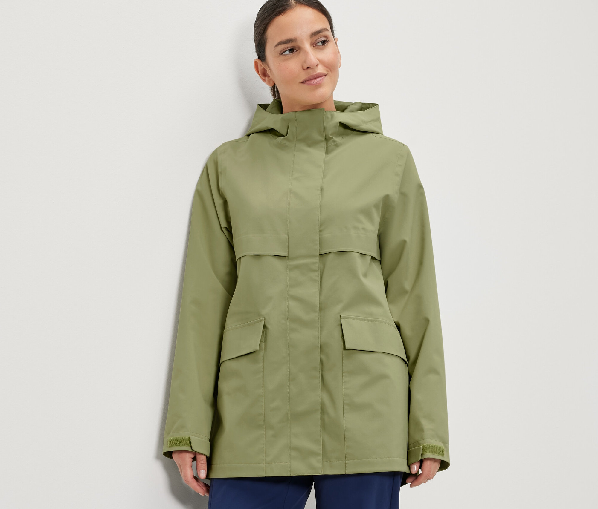 Frau trägt eine Regenjacke.