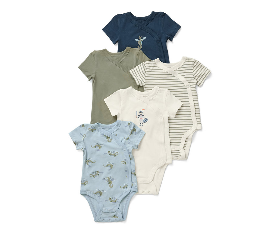 Fünf Baby-Bodys mit Mitwachsfunktion und kurzen Ärmeln in verschiedenen Farben und Mustern, darunter Ritter und Drachen.