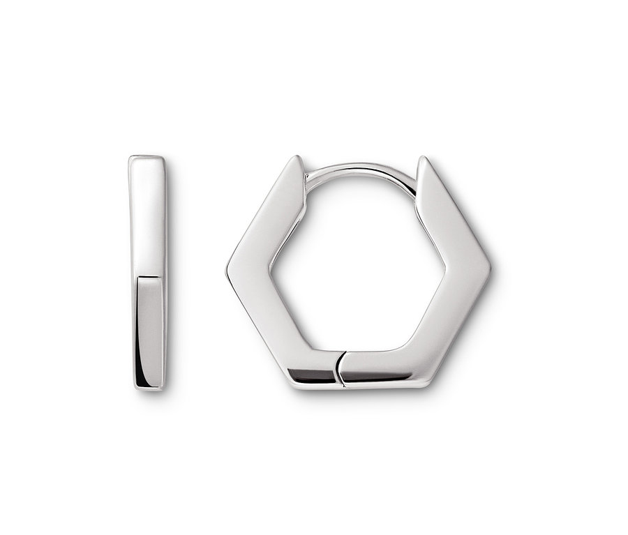 Zwei silberne, sechseckige Ohrringe liegen auf einem weißen Hintergrund.