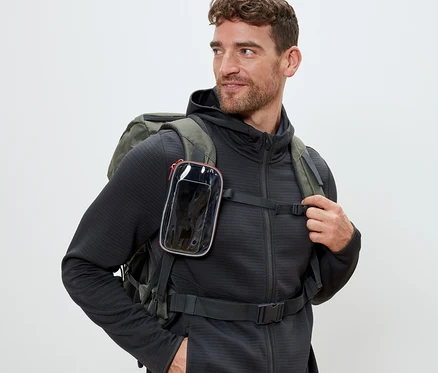 Mann mit Rucksack und einer Multifunktionstasche mit Sichtfenster am Riemen.