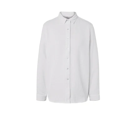 Weiße Musselin-Bluse mit langen Ärmeln und Knöpfen.
