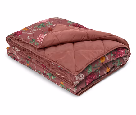 Zusammengelegte Steppdecke mit Blumenmuster und bordeauxroter Farbe.
