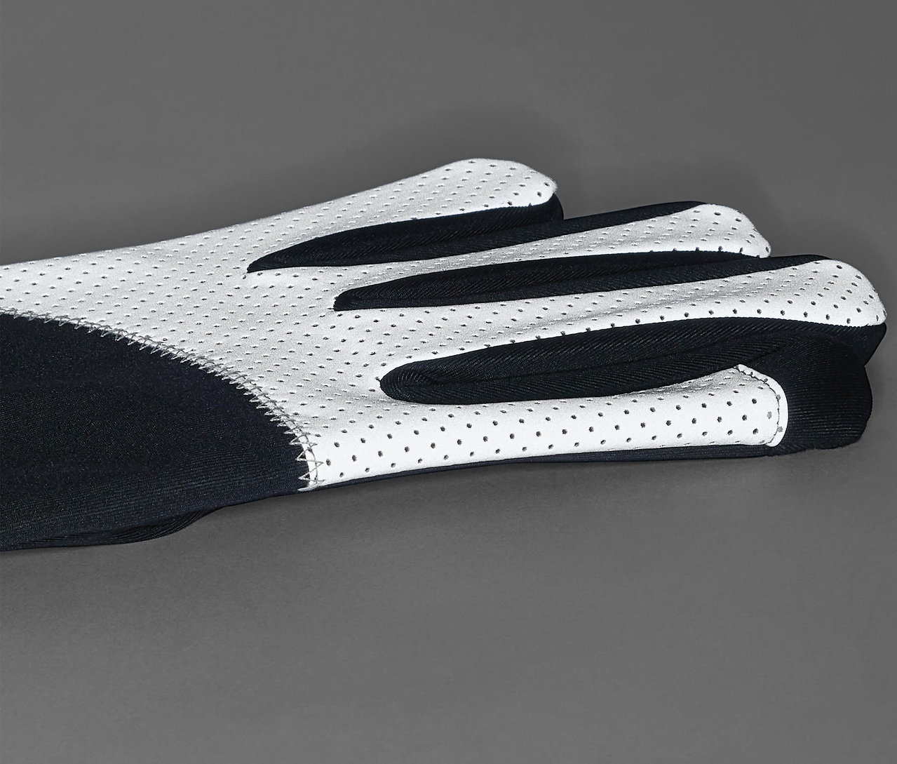 Detailaufnahme eines Paars Windprotection-Handschuhe.