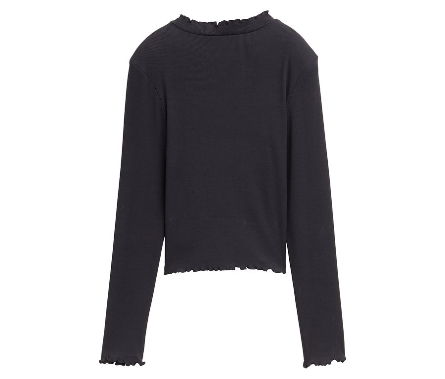 Schwarzes Langarmshirt mit Rüschenbesatz.
