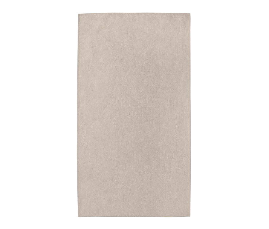 Beige abwischbare Tischdecke auf weißem Hintergrund.